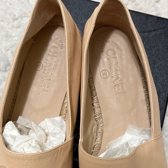 CHANEL like new Rev Two-Tone Beige and Black Espadrilles - Picture 3 of 10